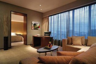 酒店服务员透露 情侣住宿，‘先别开灯’用手机轻松‘排雷’